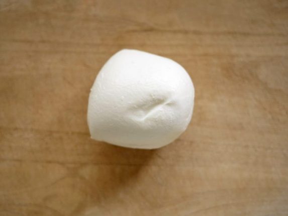 キッチンペーパーで軽く拭いたモッツァレラチーズ