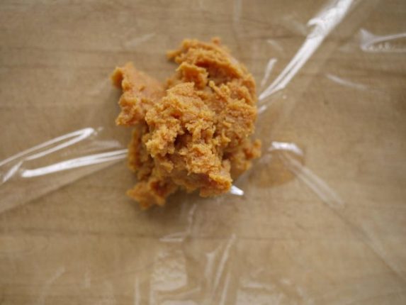 広げたラップの上に置いた味噌