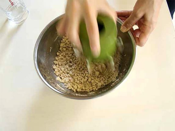 水回し器でそば粉をかき混ぜる様子